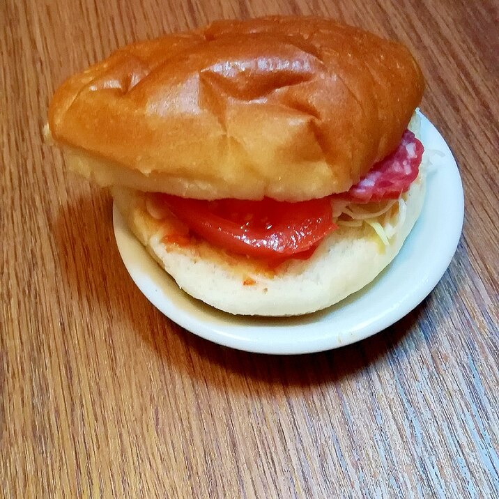 キャベツとサラミとトマトのマヨネーズバーガー